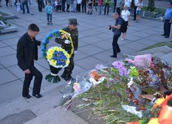 Студенти Уманського НУС разом із молоддю міста взяли участь у святковій свічковій ході, яка завершилася покладанням запалених лампадок до підніжжя Обеліска Слави